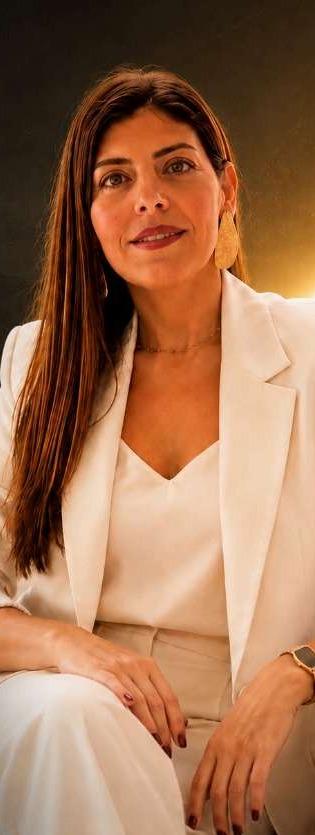 Sofia Antunes, sentada, de fato claro sobre fundo escuro